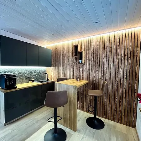 Metsavaatega Majake Paernu Piiril *